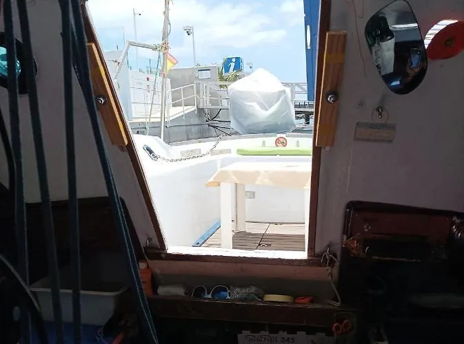 Ботель Lanza Boat Арресифе